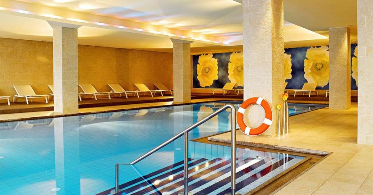 Een foto van het zwembad bij Falkensteiner Hotel Cristallo
