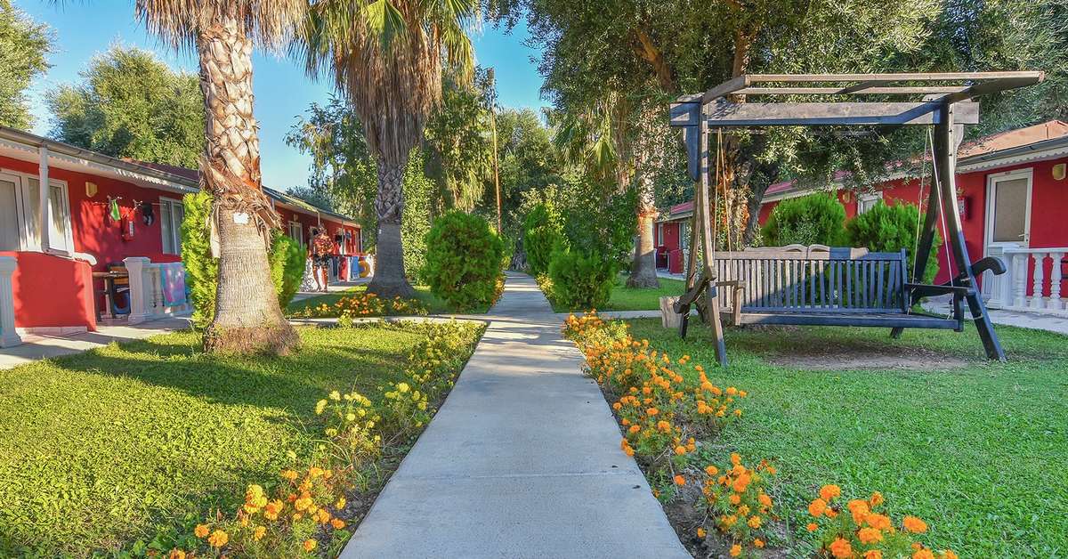 Een foto van de buitenkant van Altinkum Bungalows