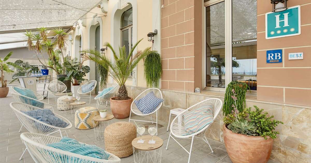 Een foto van het terras bij Sercotel Kalma Sitges