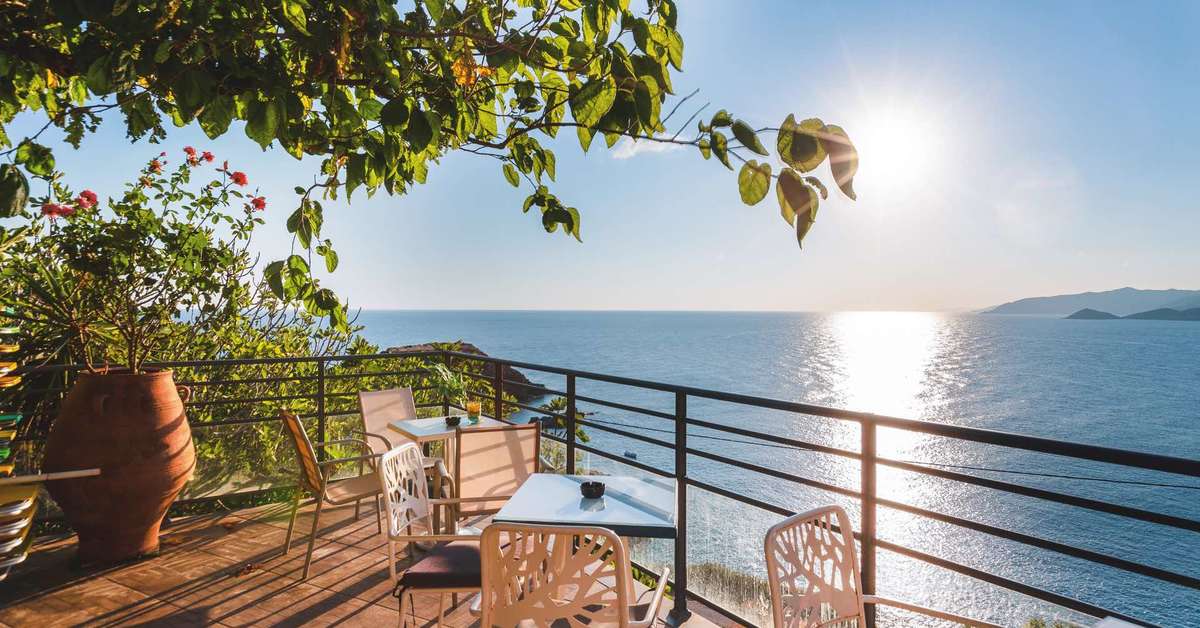 Ein Foto von der Terrasse im Ormos Atalia Village