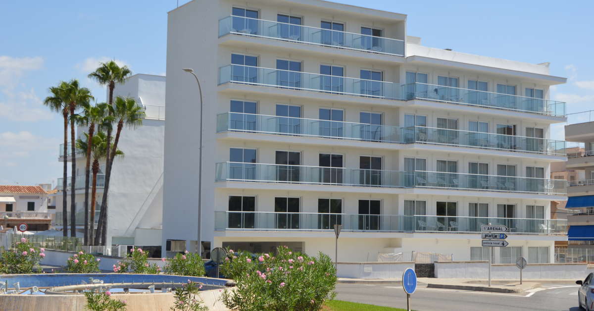 Een foto van de buitenkant van Hotel Sant Jordi