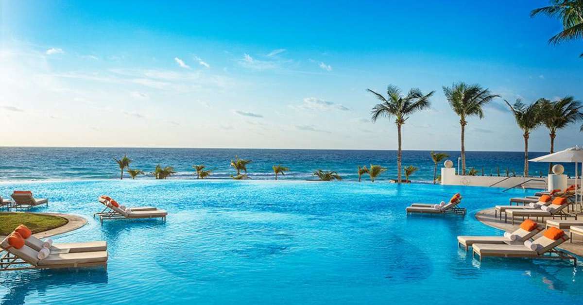 Een foto van het zwembad bij Le Blanc Spa Resort
