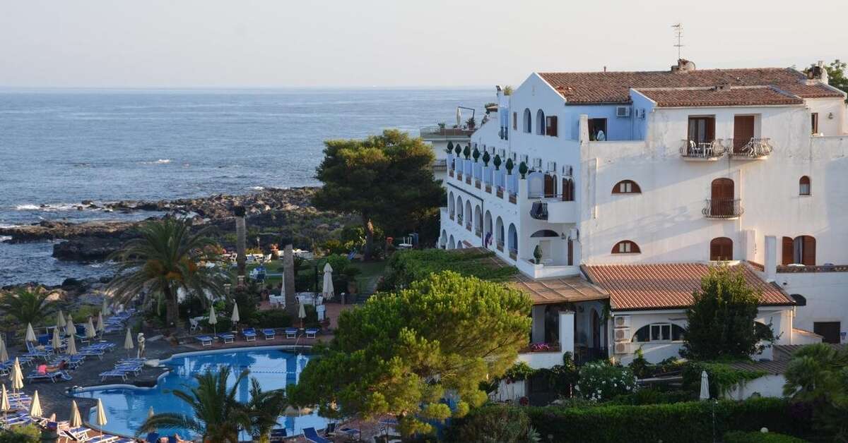 Een foto van het zwembad bij Arathena Rocks Hotel