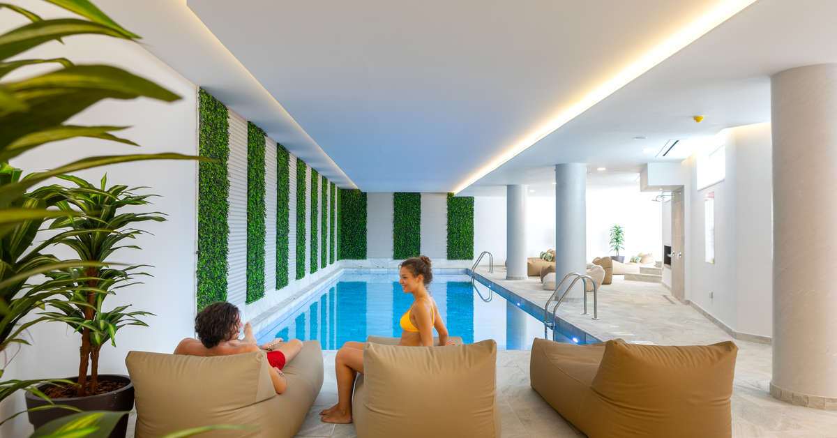 Een foto van het zwembad bij Leonardo Crystal Cove Hotel & Spa by the Sea