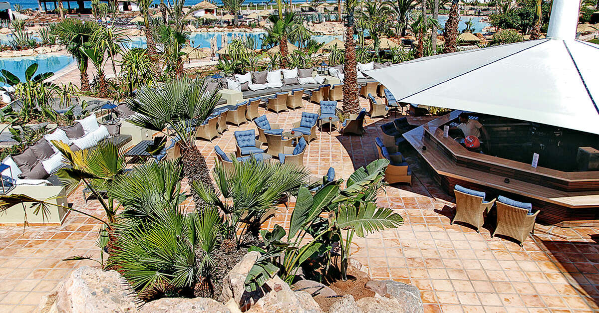 Een foto van het terras bij Riu Tikida Dunas