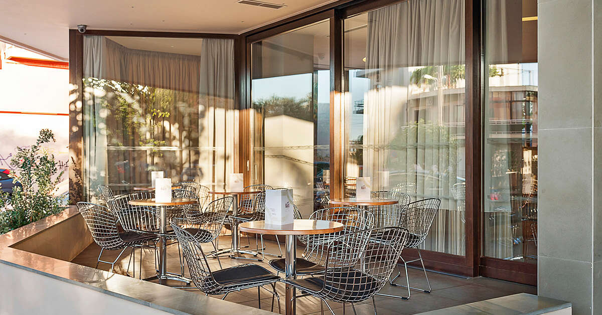 Een foto van het terras bij Kriti Hotel