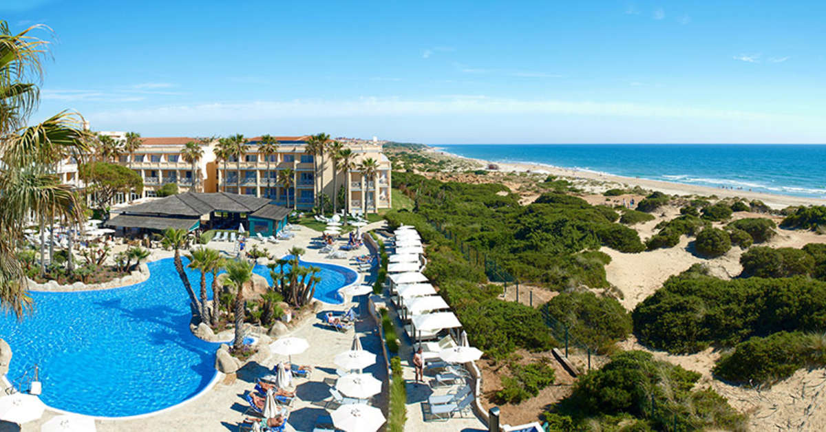 Een foto van het zwembad bij TUI Blue Playa la Barrosa