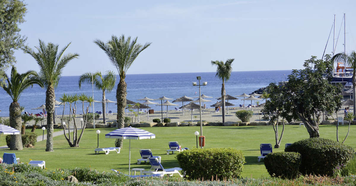 Een foto van het terras bij St. Raphael Resort