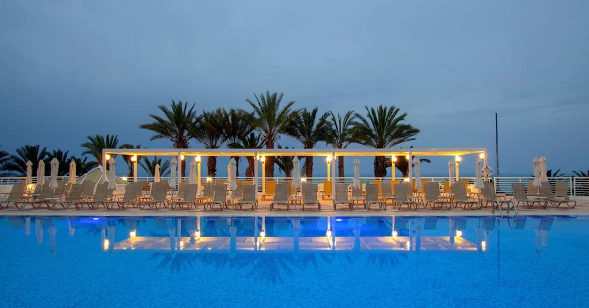Een foto van het zwembad bij Hotel Queens Bay