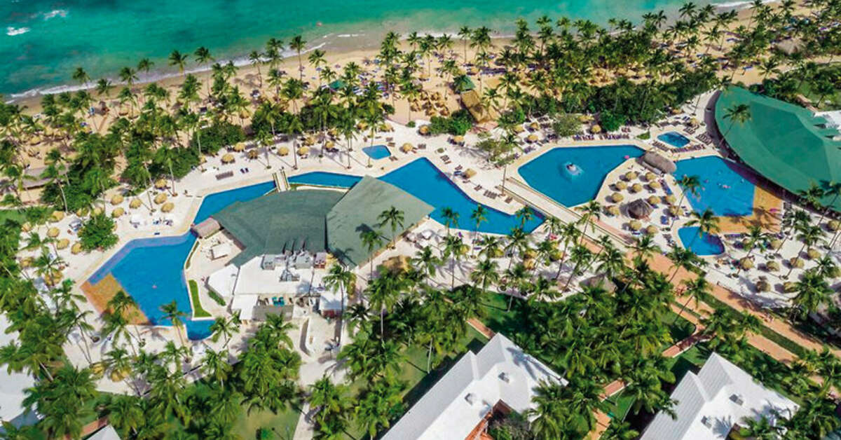 Een foto van het zwembad bij Grand Sirenis Punta Cana Resort
