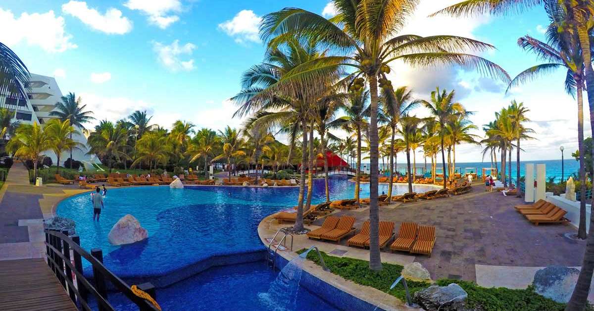 Een foto van het zwembad bij Grand Oasis Cancun