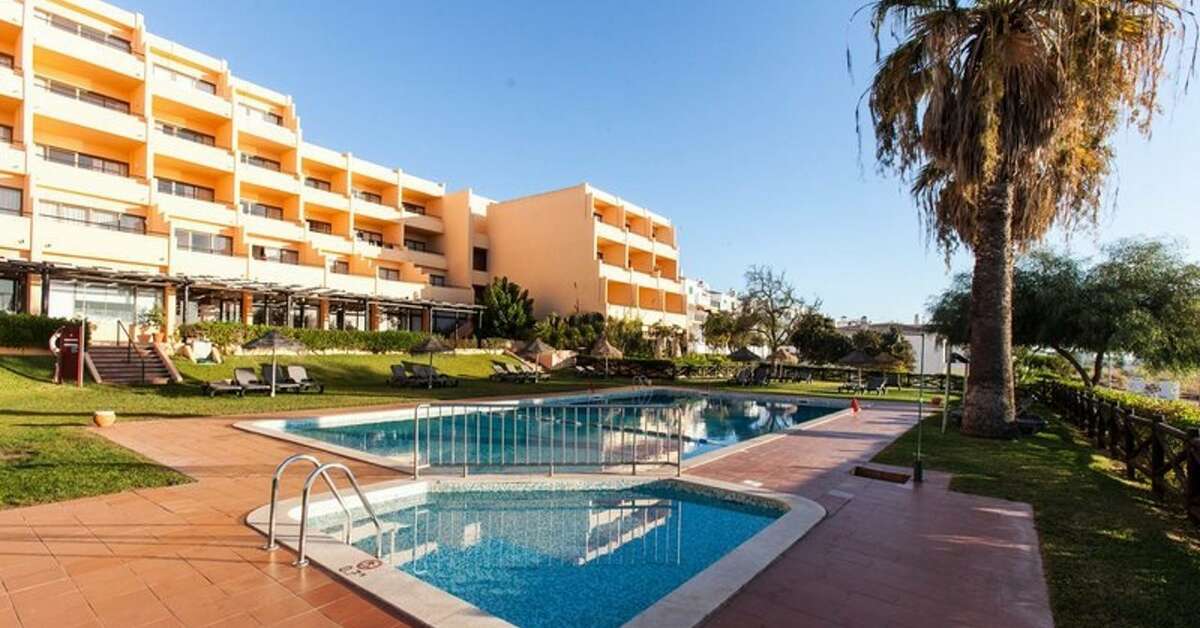 Ein Foto vom Pool im Meia Praia Lagos Beach Club Apartments