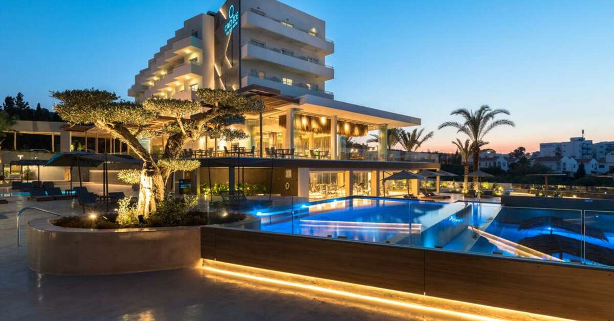 Een foto van de buitenkant van Cavo Zoe Seaside Hotel