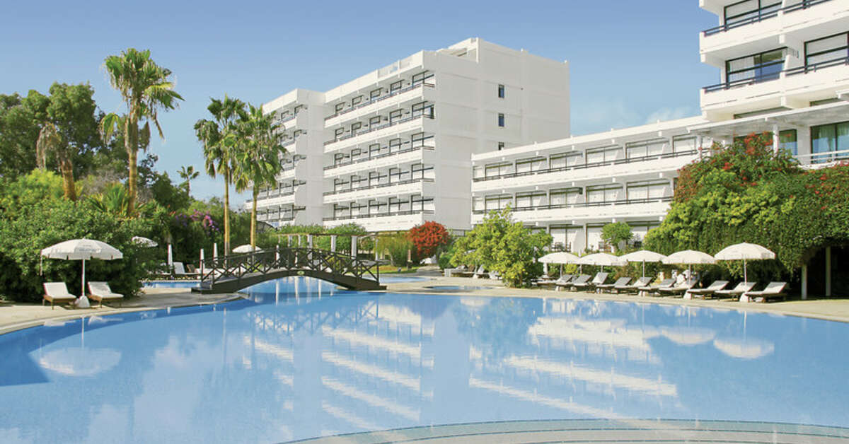 Een foto van het zwembad bij Grecian Bay Hotel