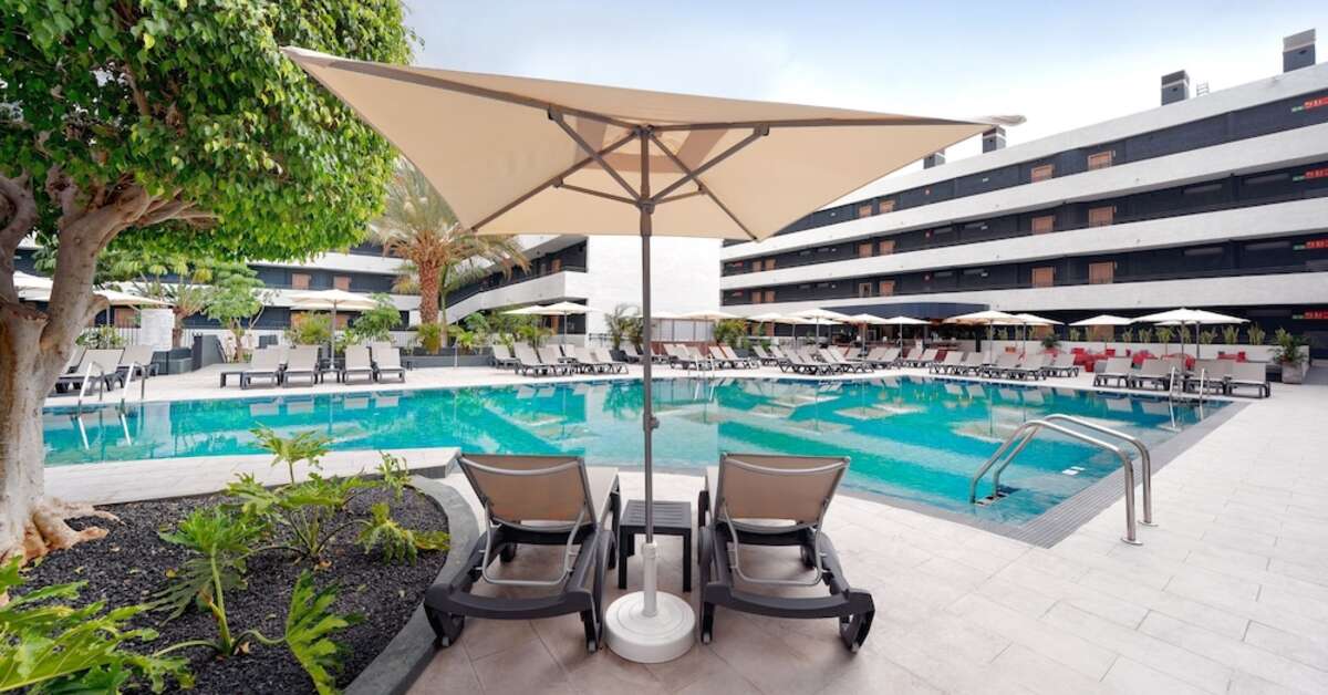 Een foto van het zwembad bij Hovima Suites Costa Adeje