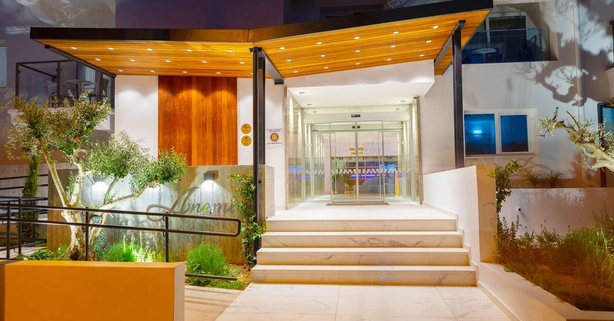Een foto van de buitenkant van Anemi Hotel & Suites