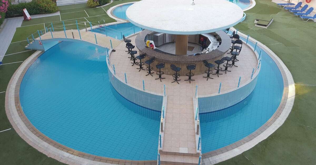 Een foto van het zwembad bij Bayside Hotel Katsaras