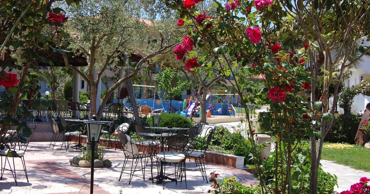 Een foto van het terras bij Chrousso Village Hotel