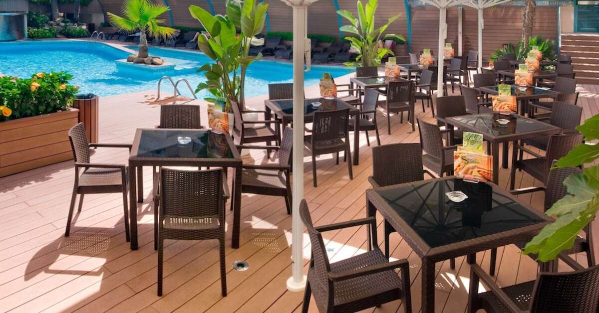 Een foto van het terras bij Hotel Kaktus Playa