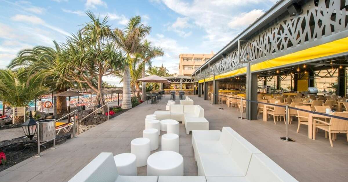 Een foto van het terras bij Hotel Beatriz Playa & Spa