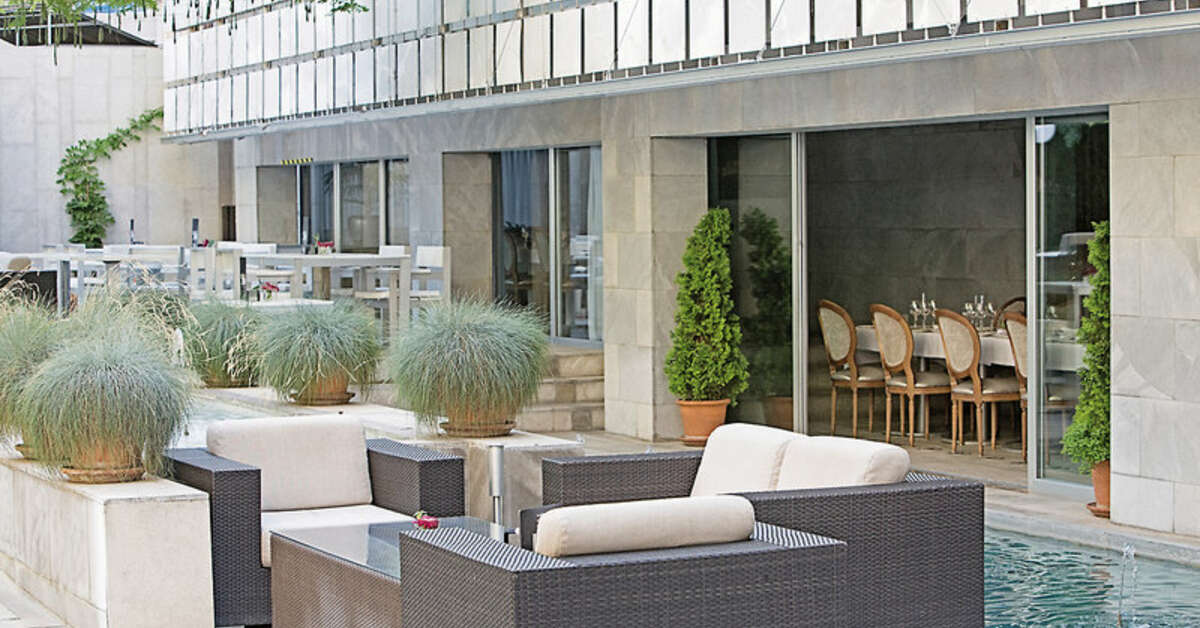Ein Foto von der Terrasse im Hospes Palacio de los Patos