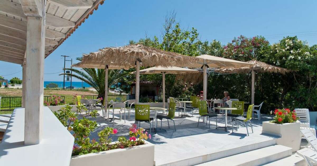 Een foto van het terras bij Surreal Klelia Beach Hotel