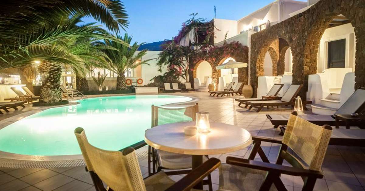 Een foto van het terras bij Arion Bay Hotel