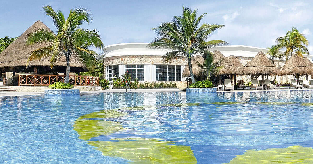 Een foto van het zwembad bij Catalonia Royal Tulum