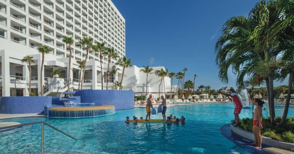 Een foto van het zwembad bij Riu Palace Antillas