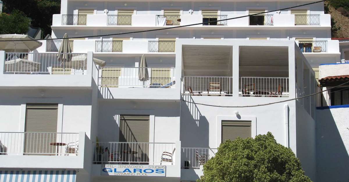 Een foto van de buitenkant van Glaros Hotel