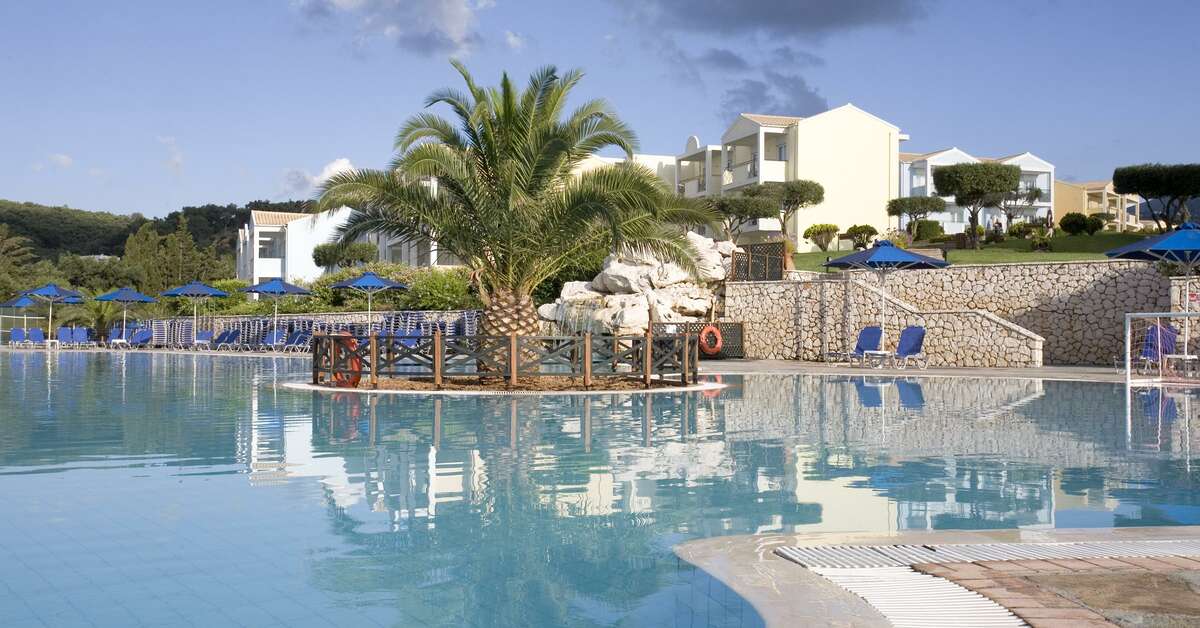 Een foto van het zwembad bij Mareblue Beach Resort
