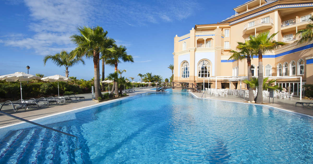 Een foto van het zwembad bij Melia Atlantico Isla Canela