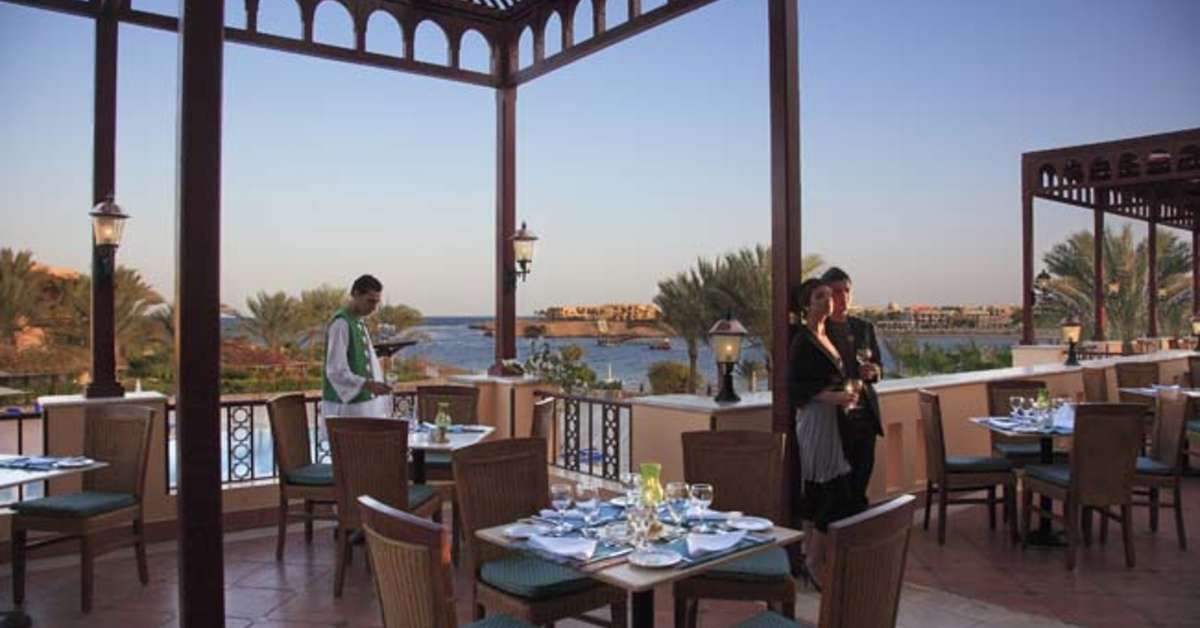 Een foto van het terras bij Steigenberger Coraya Beach