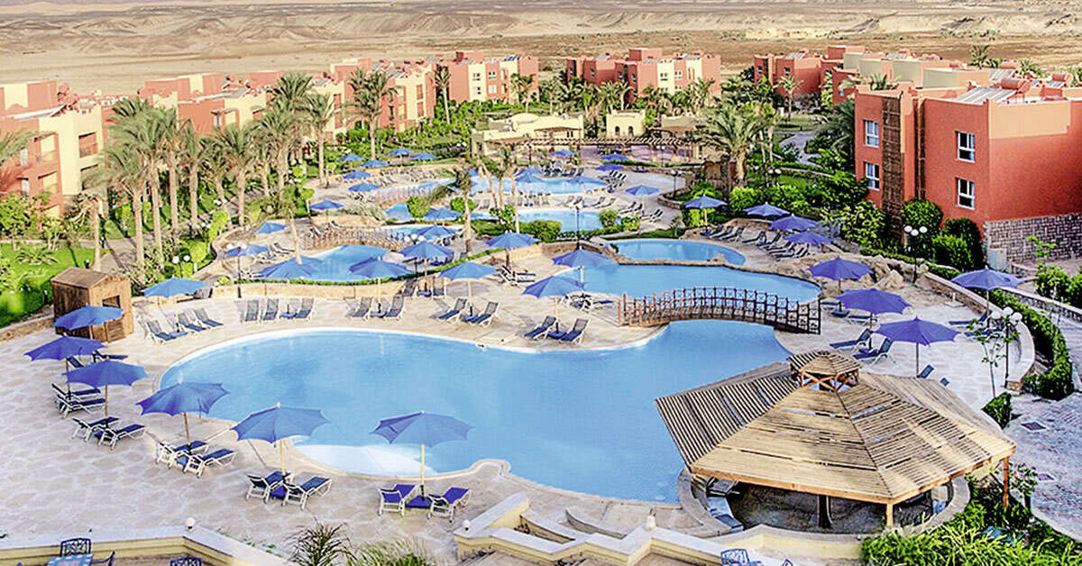 Een foto van het zwembad bij Cardina Resort