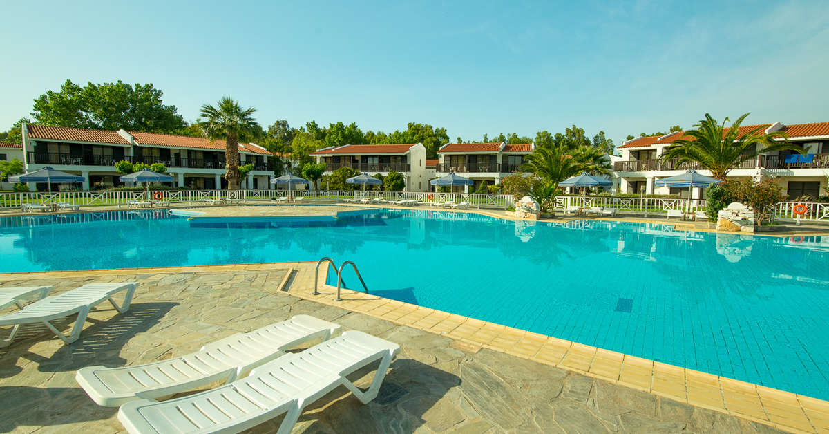 Een foto van het zwembad bij Golden Coast Hotel & Bungalows