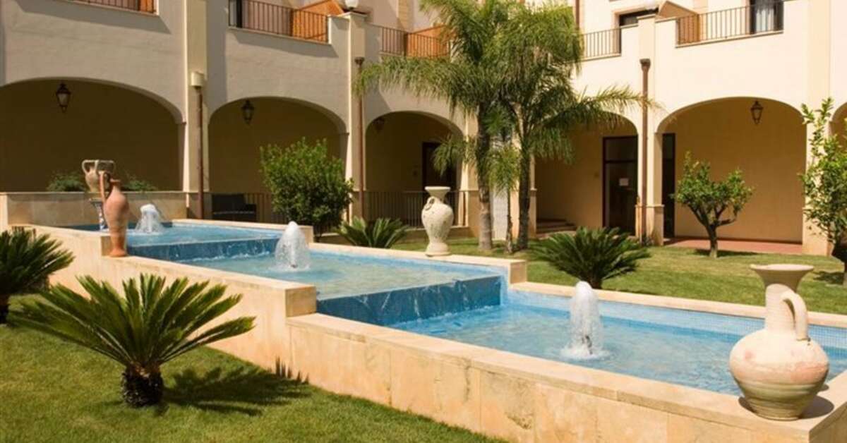 Een foto van de buitenkant van Mahara Hotel