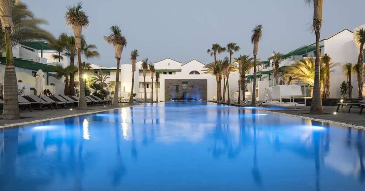 Een foto van het zwembad bij Barcelo Teguise Beach