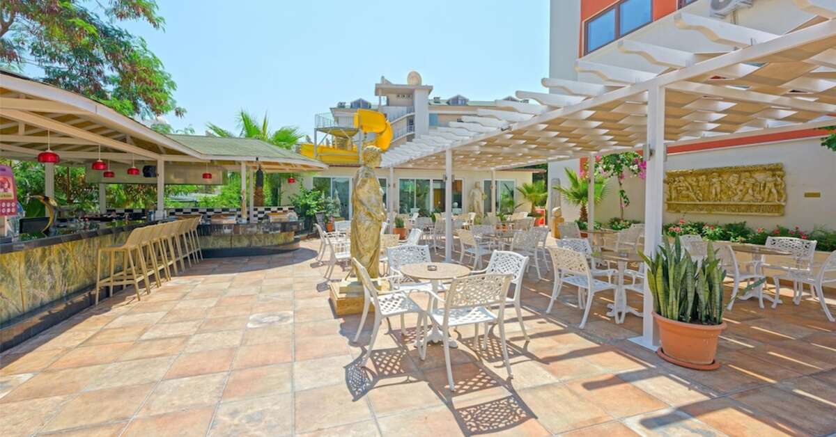 Een foto van het terras bij Antique Roman Palace Museum Hotel