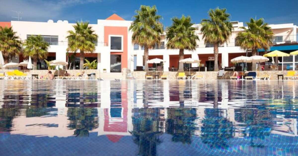 Een foto van het zwembad bij Aparthotel Vitor's Village