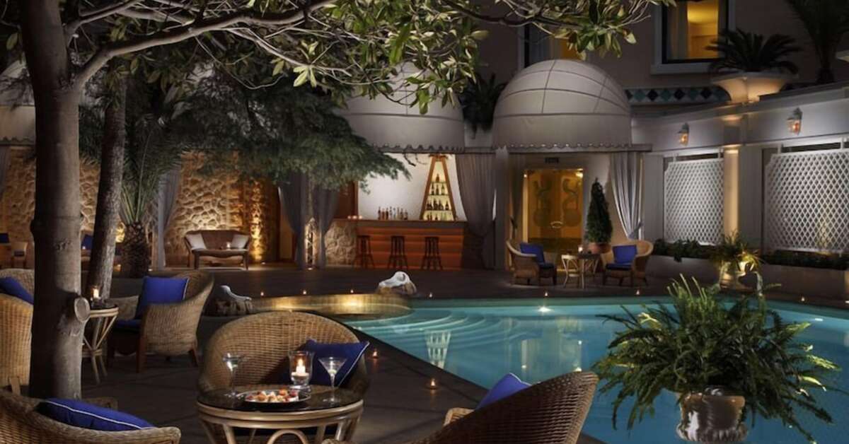 Een foto van het terras bij Hotel Royal Olympic