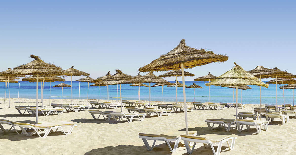 Een foto van het strand bij Tour Khalef Hotel