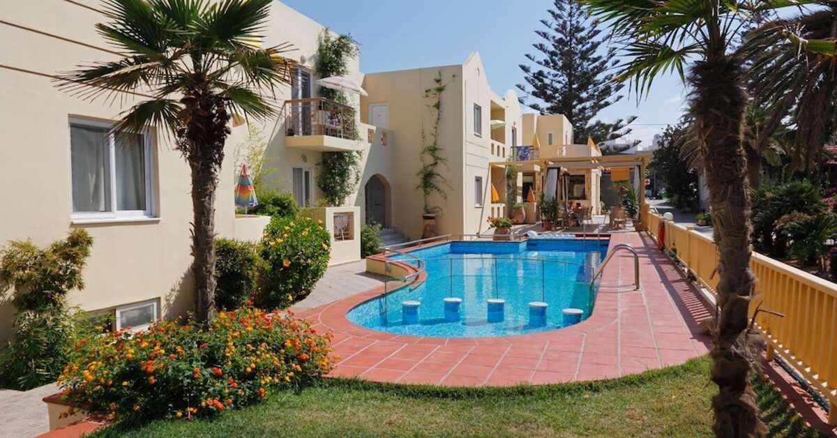 Een foto van het zwembad bij Lambrinos Suites