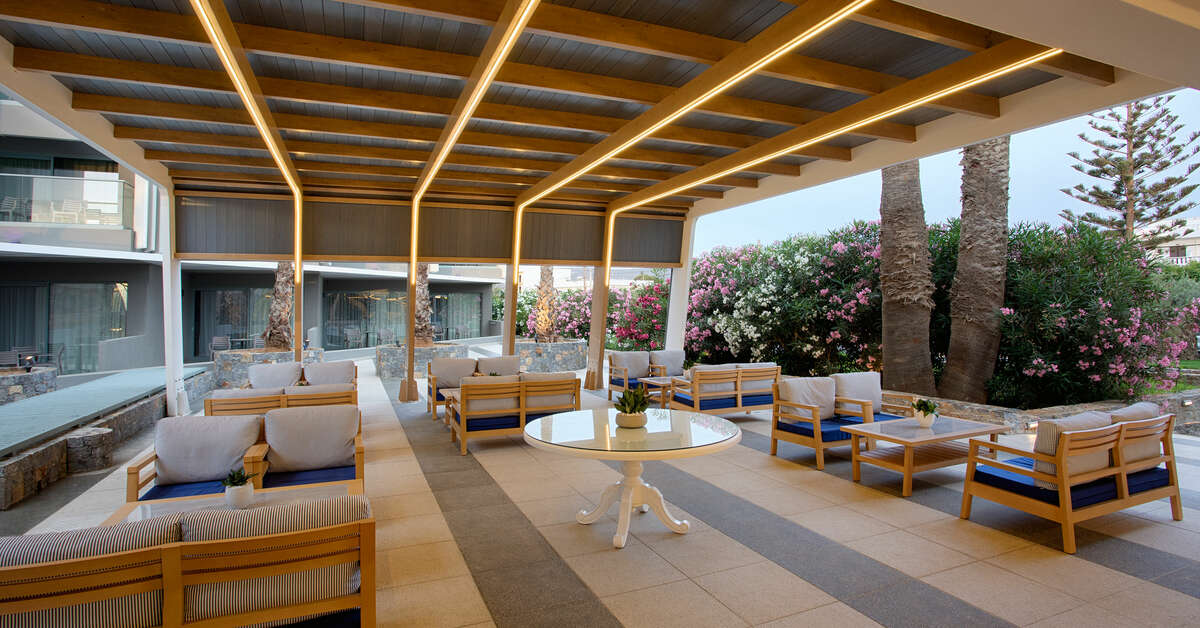 Een foto van het terras bij Arina Beach Resort