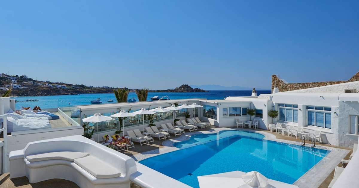 Een foto van het zwembad bij Petinos Beach Hotel