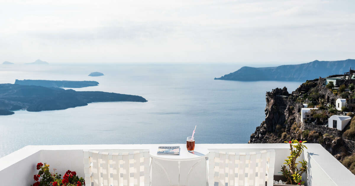 Een foto van het terras bij On The Rocks