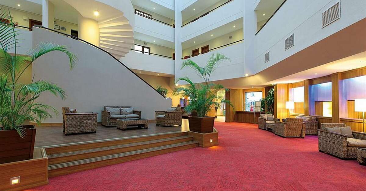 Een foto van het interieur van Fortuna Beach Hotel