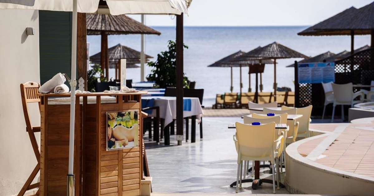 Ein Foto von der Terrasse im Amalthia Beach Resort