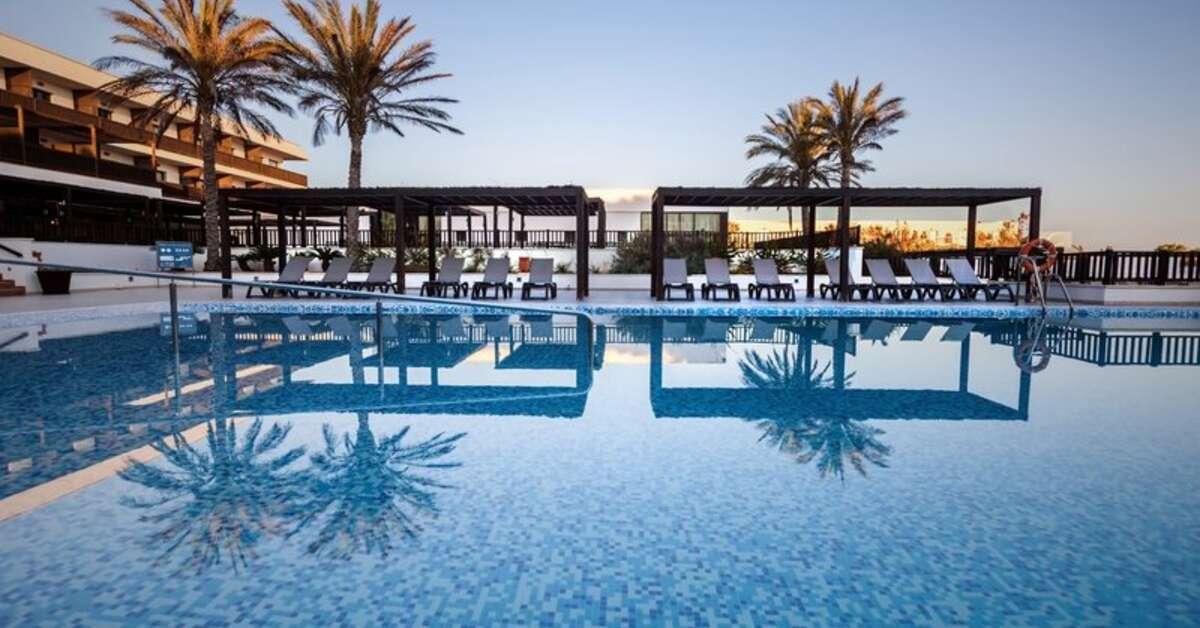 Een foto van het zwembad bij Barcelo Cabo de Gata