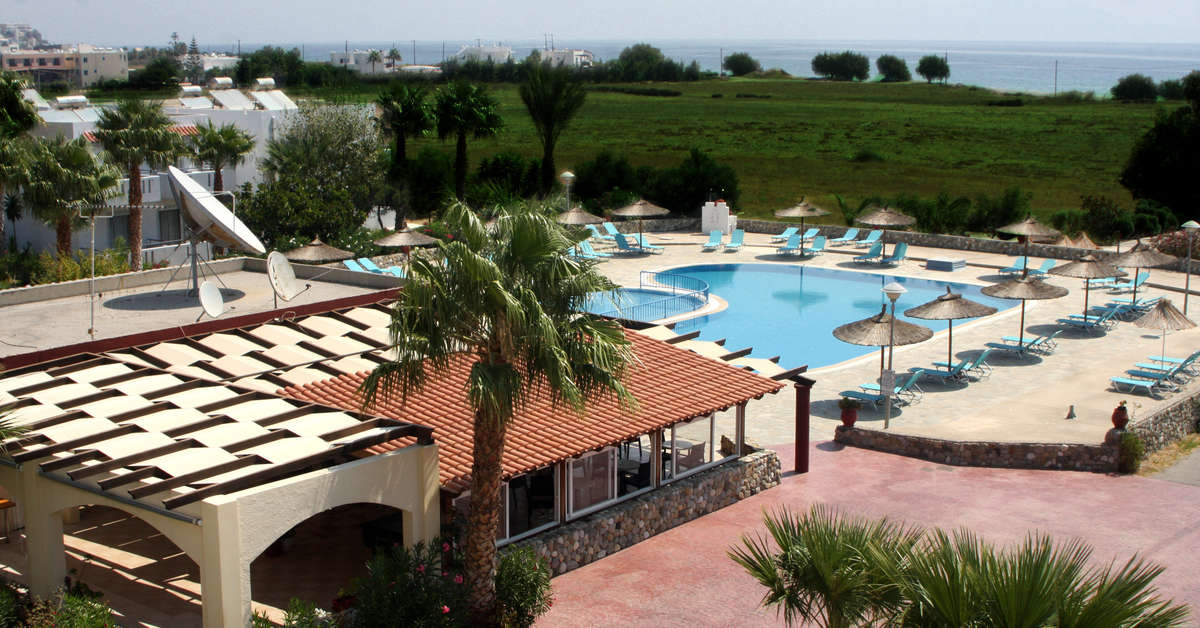 Een foto van het zwembad bij Evripides Village Beach Hotel