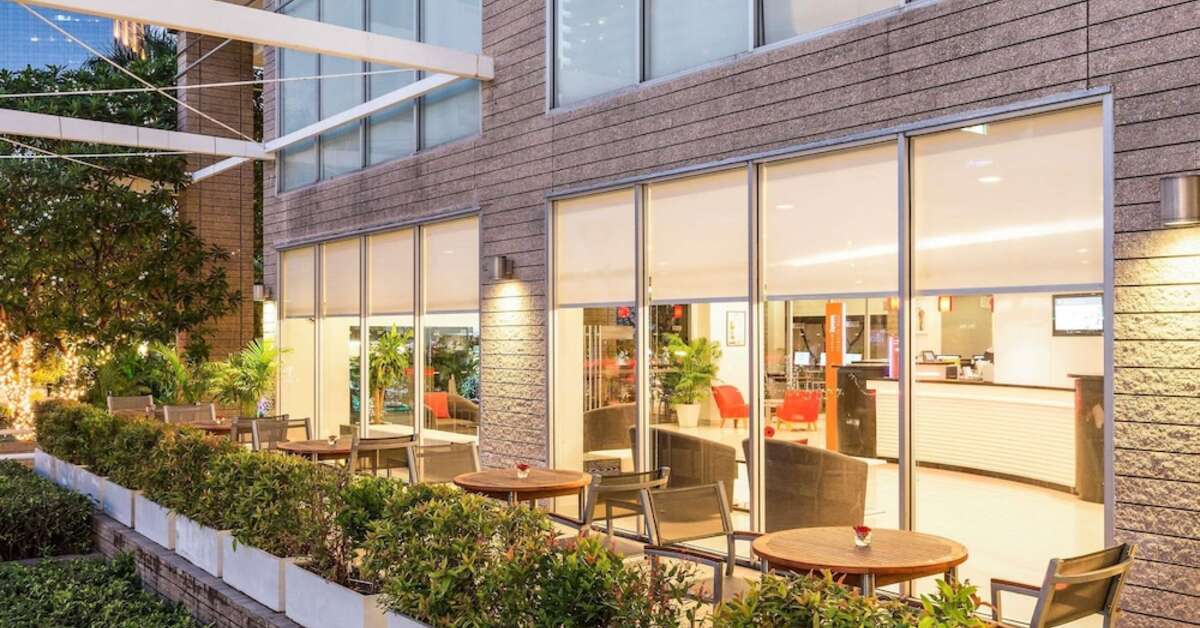 Een foto van het terras bij Ibis Bangkok Sathorn